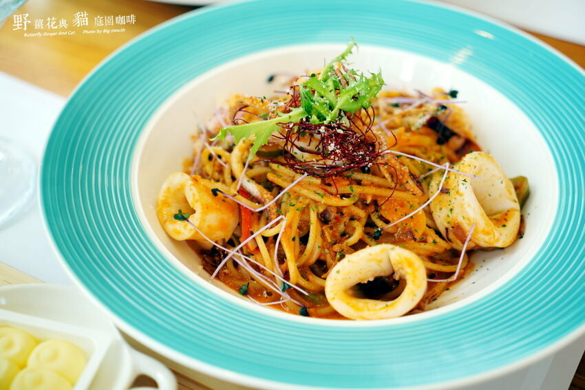 【龍潭美食】野薑花與貓庭園餐廳．野薑花料理、貓咪、立體拉花超療癒!
