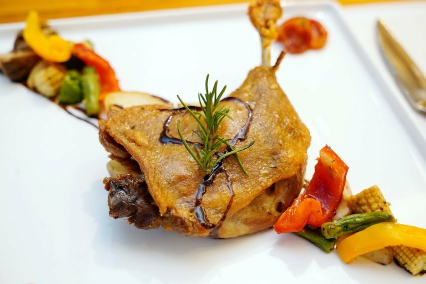 【桃園龍潭】野薑花與貓庭園咖啡．野薑花入菜、近距離與貓咪互動!