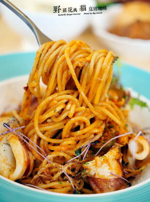 【龍潭美食】野薑花與貓庭園餐廳．野薑花料理、貓咪、立體拉花超療癒!