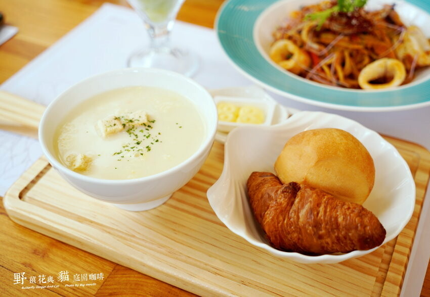 【龍潭美食】野薑花與貓庭園餐廳．野薑花料理、貓咪、立體拉花超療癒!