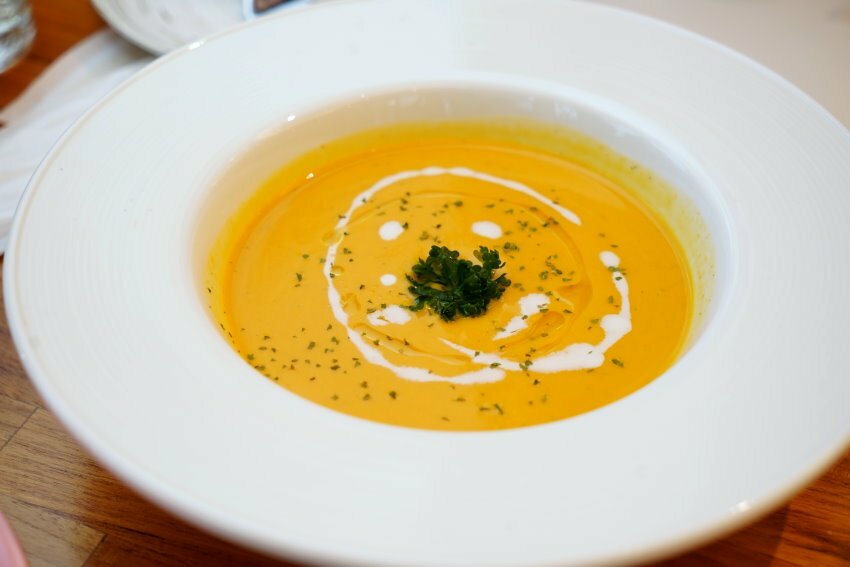 【桃園龍潭】野薑花與貓庭園咖啡．野薑花入菜、近距離與貓咪互動!