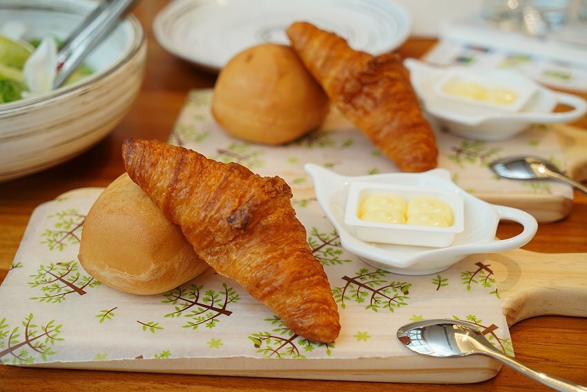 【桃園龍潭】野薑花與貓庭園咖啡．野薑花入菜、近距離與貓咪互動!