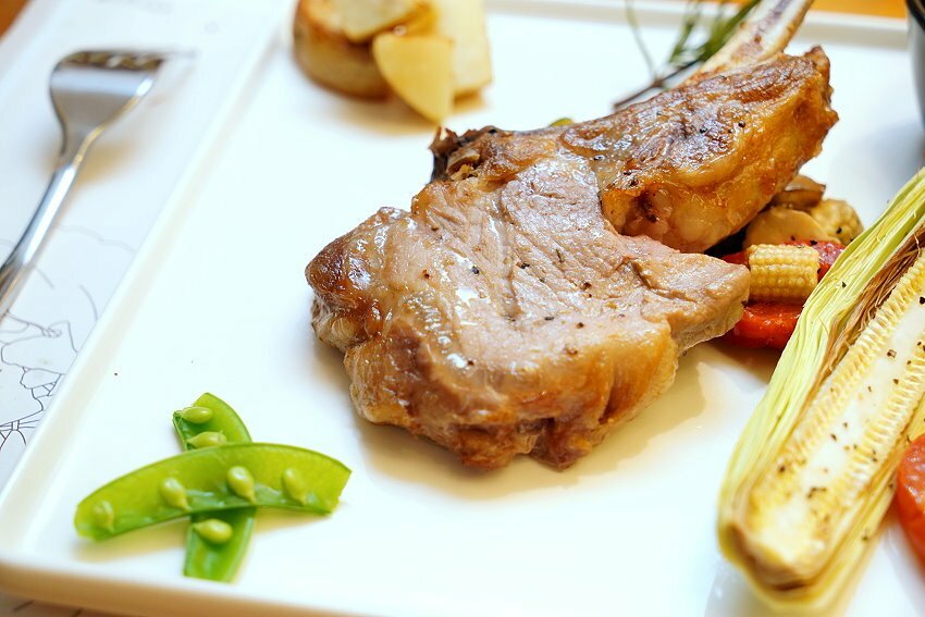 【桃園龍潭】野薑花與貓庭園咖啡．野薑花入菜、近距離與貓咪互動!