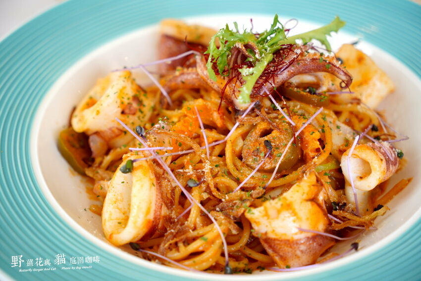 【龍潭美食】野薑花與貓庭園餐廳．野薑花料理、貓咪、立體拉花超療癒!