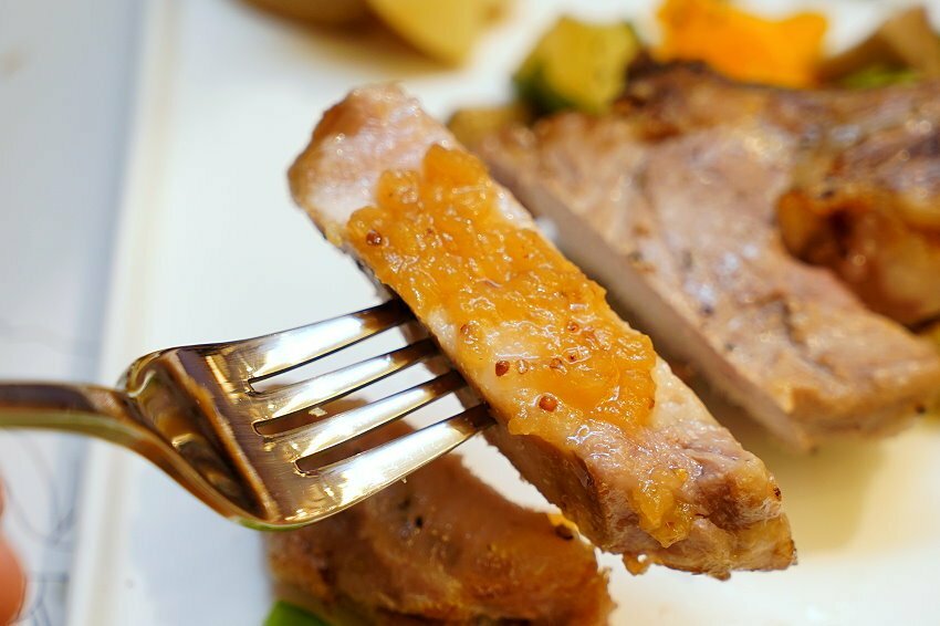 【桃園龍潭】野薑花與貓庭園咖啡．野薑花入菜、近距離與貓咪互動!