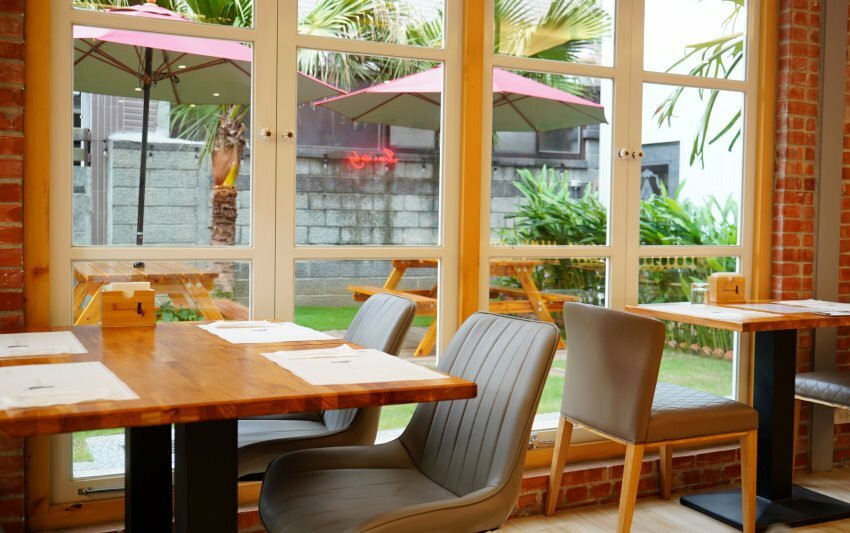 【桃園龍潭】野薑花與貓庭園咖啡．野薑花入菜、近距離與貓咪互動!