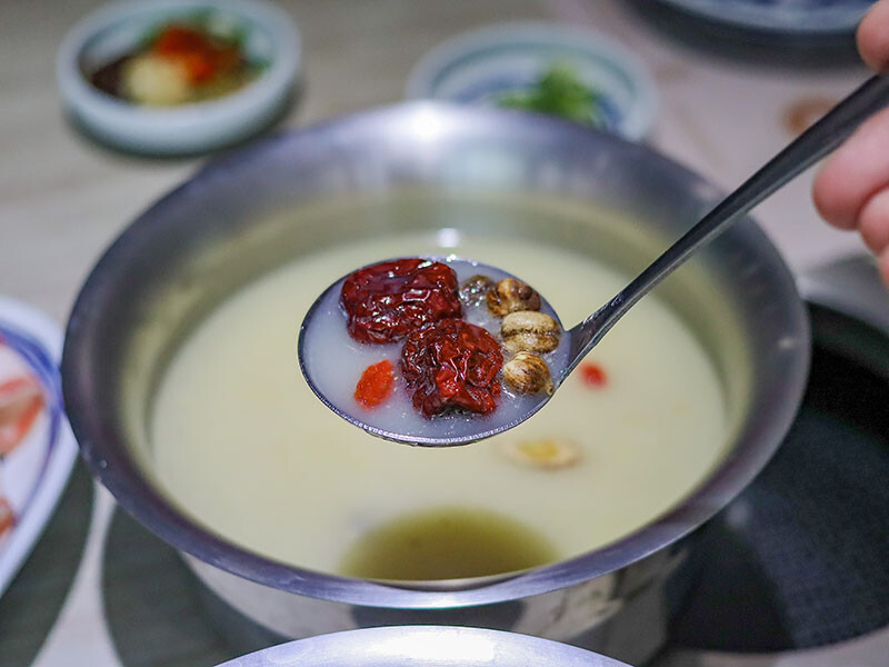 新竹 愛華火鍋 | 八小時慢熬的老母雞湯底，細細品味無多餘添加的原食美食