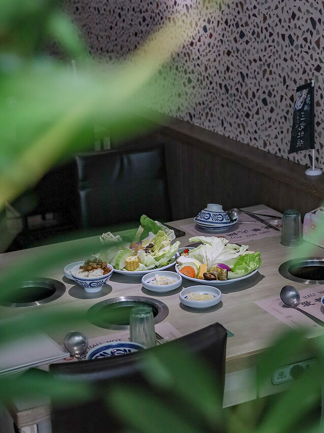 新竹 愛華火鍋 | 八小時慢熬的老母雞湯底，細細品味無多餘添加的原食美食