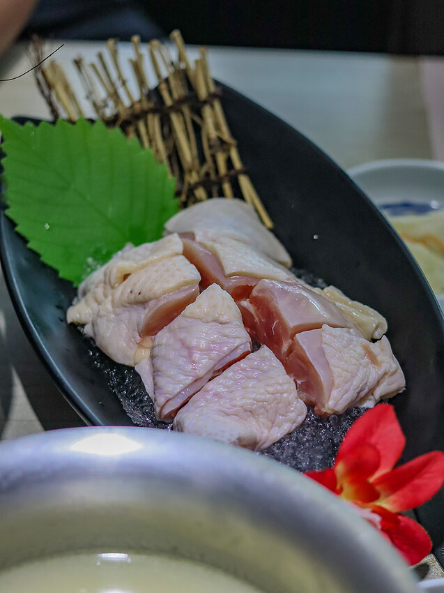 新竹 愛華火鍋 | 八小時慢熬的老母雞湯底，細細品味無多餘添加的原食美食