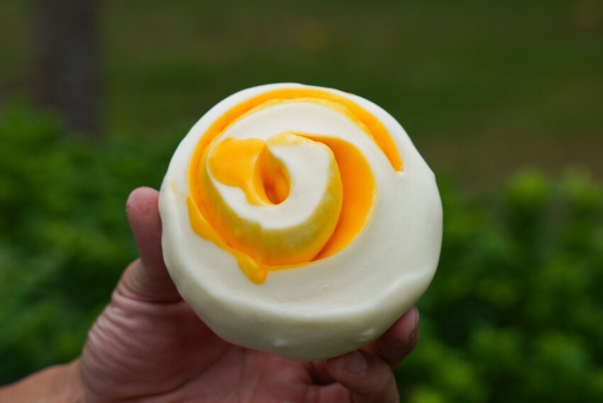 在地人不說的肉包老店！小豆沙饅頭三顆才10元，招牌咖哩餃、蛋黃酥更是必買～