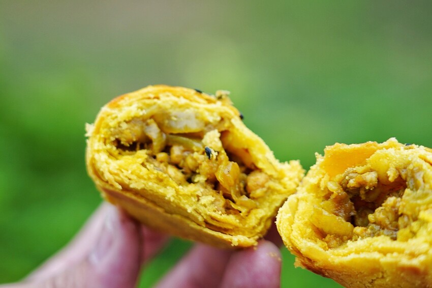 在地人不說的肉包老店！小豆沙饅頭三顆才10元，招牌咖哩餃、蛋黃酥更是必買～