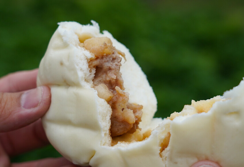 在地人不說的肉包老店！小豆沙饅頭三顆才10元，招牌咖哩餃、蛋黃酥更是必買～