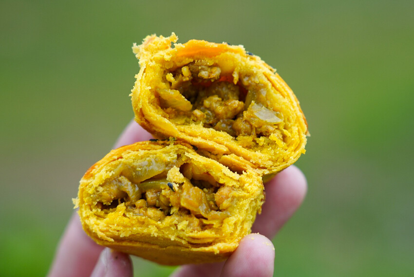 在地人不說的肉包老店！小豆沙饅頭三顆才10元，招牌咖哩餃、蛋黃酥更是必買～