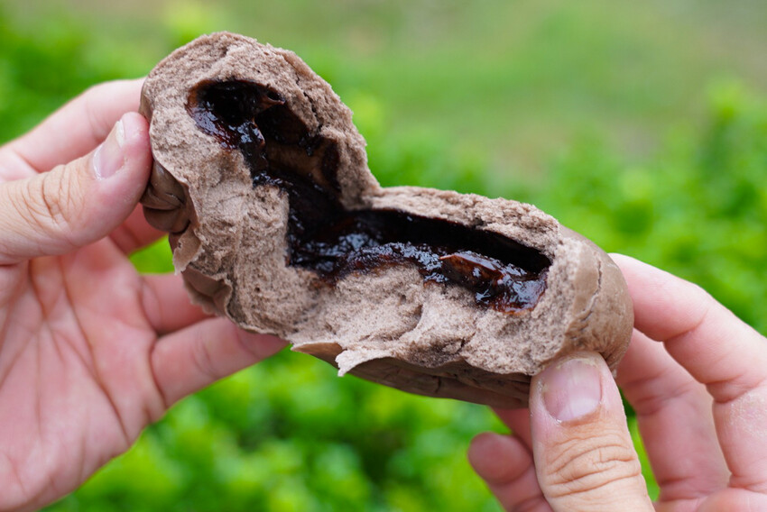 在地人不說的肉包老店！小豆沙饅頭三顆才10元，招牌咖哩餃、蛋黃酥更是必買～
