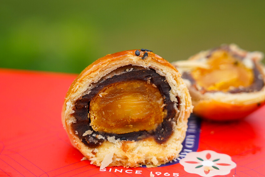 在地人不說的肉包老店！小豆沙饅頭三顆才10元，招牌咖哩餃、蛋黃酥更是必買～