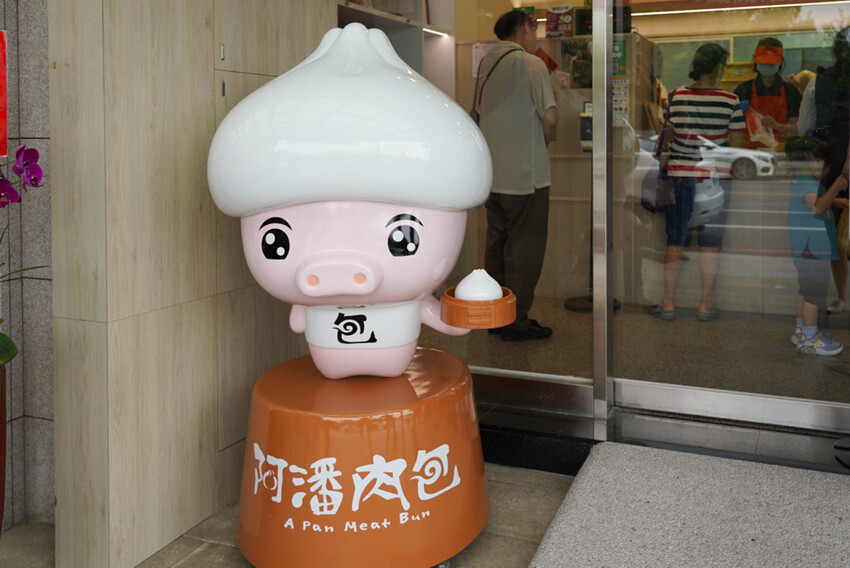 在地人不說的肉包老店！小豆沙饅頭三顆才10元，招牌咖哩餃、蛋黃酥更是必買～