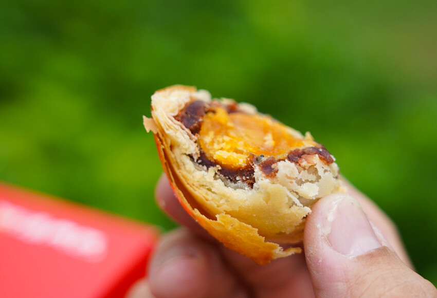 在地人不說的肉包老店！小豆沙饅頭三顆才10元，招牌咖哩餃、蛋黃酥更是必買～