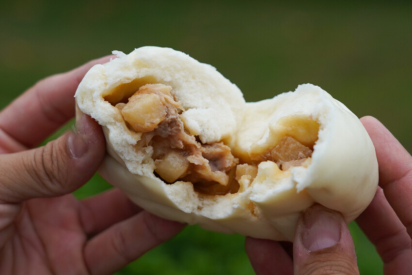 在地人不說的肉包老店！小豆沙饅頭三顆才10元，招牌咖哩餃、蛋黃酥更是必買～