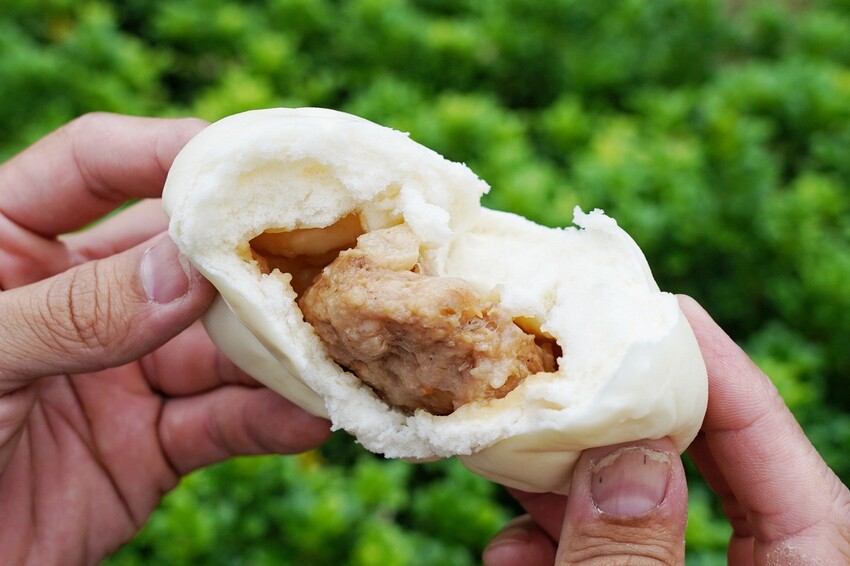 在地人不說的肉包老店！小豆沙饅頭三顆才10元，招牌咖哩餃、蛋黃酥更是必買～