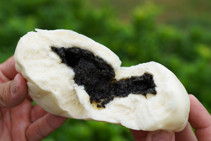 在地人不說的肉包老店！小豆沙饅頭三顆才10元，招牌咖哩餃、蛋黃酥更是必買～