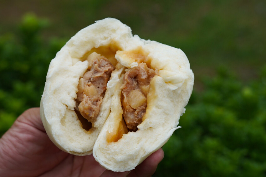 在地人不說的肉包老店！小豆沙饅頭三顆才10元，招牌咖哩餃、蛋黃酥更是必買～