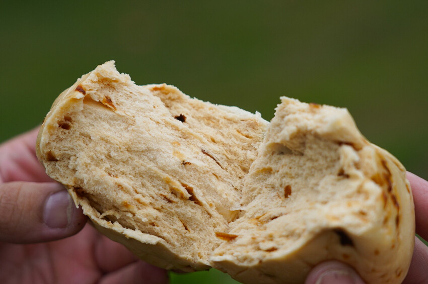 在地人不說的肉包老店！小豆沙饅頭三顆才10元，招牌咖哩餃、蛋黃酥更是必買～