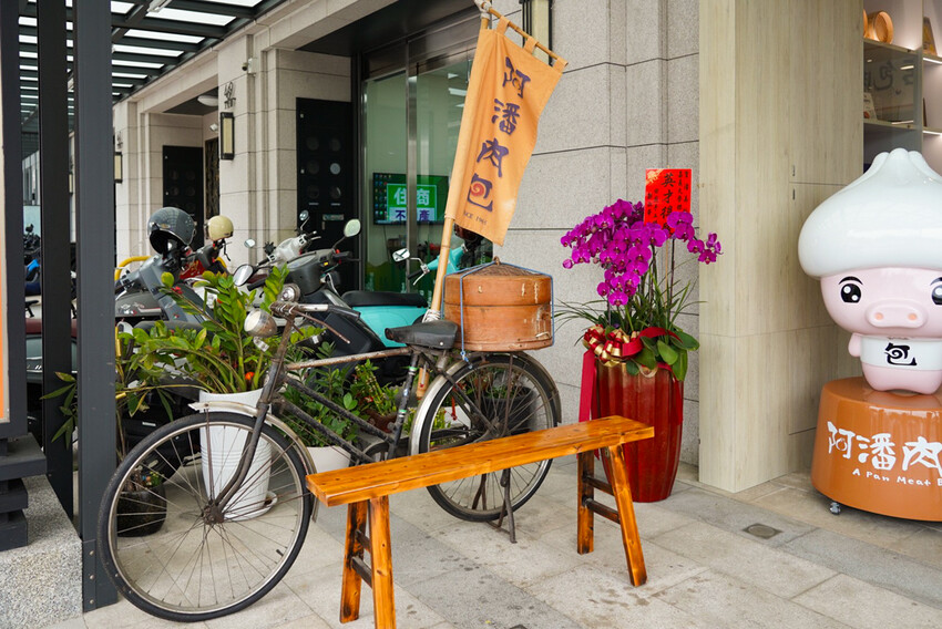 在地人不說的肉包老店！小豆沙饅頭三顆才10元，招牌咖哩餃、蛋黃酥更是必買～