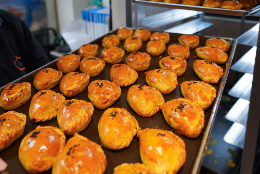 在地人不說的肉包老店！小豆沙饅頭三顆才10元，招牌咖哩餃、蛋黃酥更是必買～