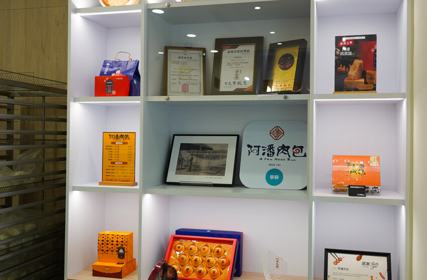 在地人不說的肉包老店！小豆沙饅頭三顆才10元，招牌咖哩餃、蛋黃酥更是必買～