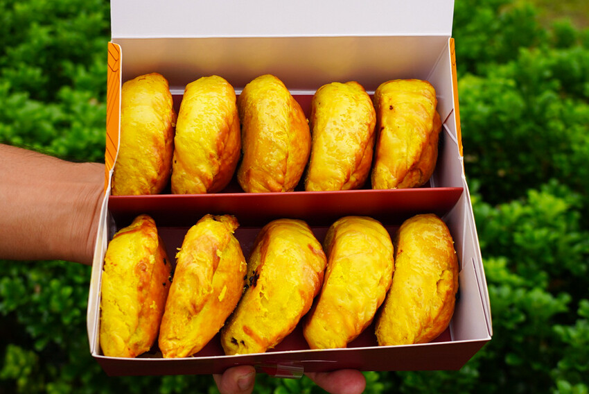 在地人不說的肉包老店！小豆沙饅頭三顆才10元，招牌咖哩餃、蛋黃酥更是必買～