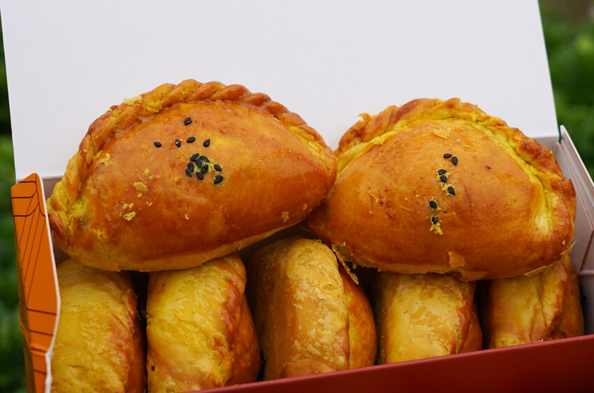 在地人不說的肉包老店！小豆沙饅頭三顆才10元，招牌咖哩餃、蛋黃酥更是必買～