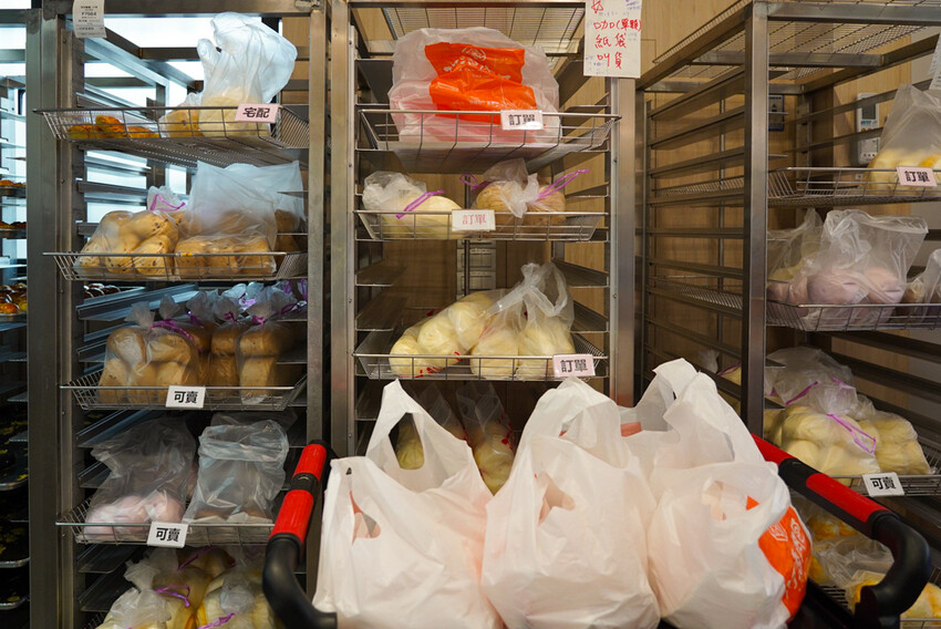 在地人不說的肉包老店！小豆沙饅頭三顆才10元，招牌咖哩餃、蛋黃酥更是必買～