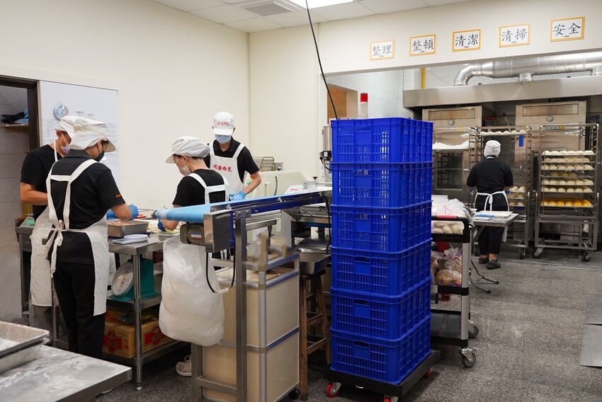 在地人不說的肉包老店！小豆沙饅頭三顆才10元，招牌咖哩餃、蛋黃酥更是必買～