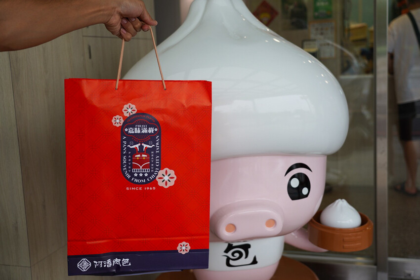 在地人不說的肉包老店！小豆沙饅頭三顆才10元，招牌咖哩餃、蛋黃酥更是必買～