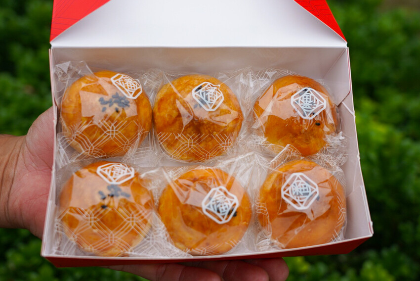 在地人不說的肉包老店！小豆沙饅頭三顆才10元，招牌咖哩餃、蛋黃酥更是必買～