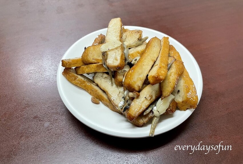 豬耳朵與小魚豆干的價格都是$30 豬耳朵與小魚豆干的價格都是$30