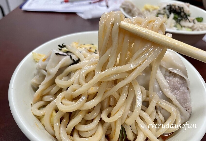 吃著吃著就覺得飽了耶,麵條還滿札實的 吃著吃著就覺得飽了耶,麵條還滿札實的