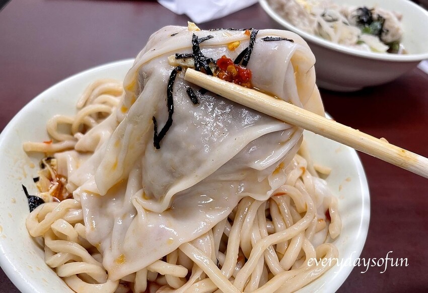 辣度實在頗低,讓我們再淋上一堆堆辣椒 辣度實在頗低,讓我們再淋上一堆堆辣椒