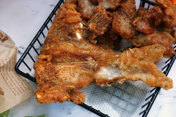 信義區美食推薦-市政府4號出口暖男炸雞永吉店，市府站美食小吃外帶，松山區美食平價炸雞外送