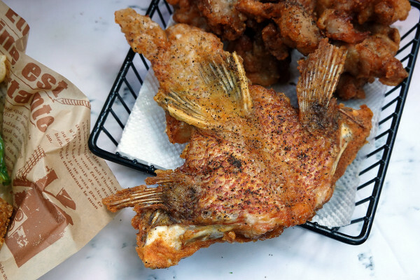 信義區美食推薦-市政府4號出口暖男炸雞永吉店，市府站美食小吃外帶，松山區美食平價炸雞外送