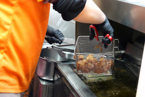 信義區美食推薦-市政府4號出口暖男炸雞永吉店，市府站美食小吃外帶，松山區美食平價炸雞外送