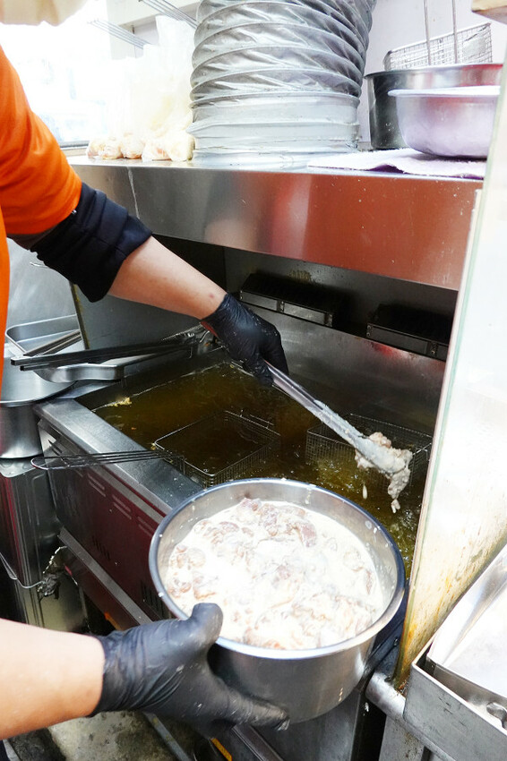 信義區美食推薦-市政府4號出口暖男炸雞永吉店，市府站美食小吃外帶，松山區美食平價炸雞外送