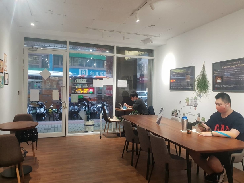 【中和.南勢角站】下午茶甜點Brown Bean棕豆手沖咖啡。推都皮歐拿鐵栗子蒙布朗+歐倍拉蛋糕