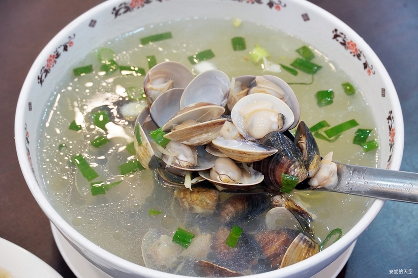 [新北野柳美食 阿杰萬里蟹]三點蟹x粄條超正點 最神的還有吻仔魚炒飯只要80元 高CP值平價海鮮餐廳 二樓還可以直接看海景 - 安妮的天空