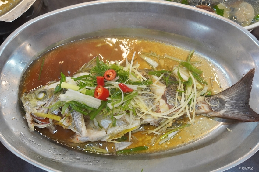 [新北野柳美食 阿杰萬里蟹]三點蟹x粄條超正點 最神的還有吻仔魚炒飯只要80元 高CP值平價海鮮餐廳 二樓還可以直接看海景 - 安妮的天空