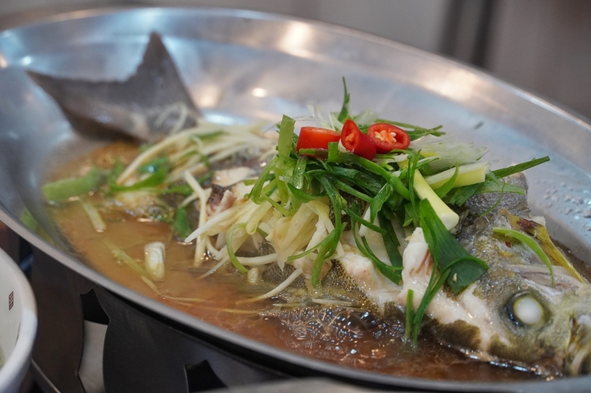 [新北野柳美食 阿杰萬里蟹]三點蟹x粄條超正點 最神的還有吻仔魚炒飯只要80元 高CP值平價海鮮餐廳 二樓還可以直接看海景 - 安妮的天空