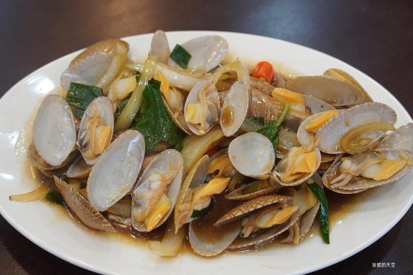 [新北野柳美食 阿杰萬里蟹]三點蟹x粄條超正點 最神的還有吻仔魚炒飯只要80元 高CP值平價海鮮餐廳 二樓還可以直接看海景 - 安妮的天空