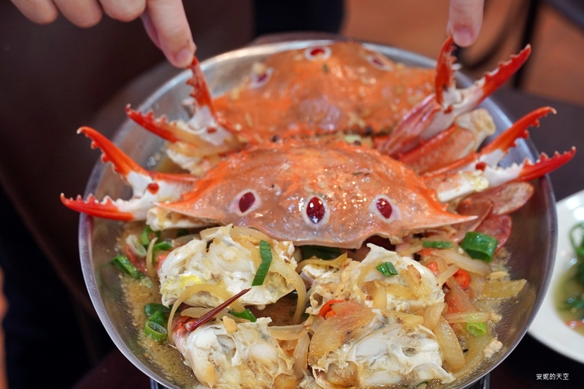 [新北野柳美食 阿杰萬里蟹]三點蟹x粄條超正點 最神的還有吻仔魚炒飯只要80元 高CP值平價海鮮餐廳 二樓還可以直接看海景 - 安妮的天空