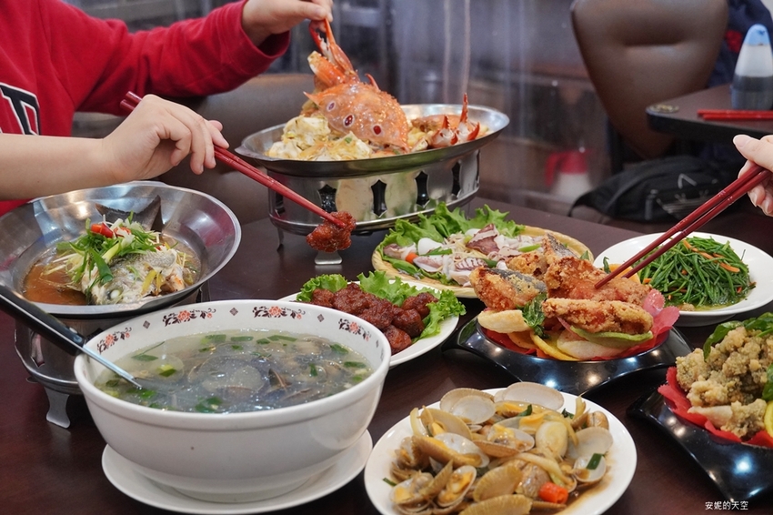 [新北野柳美食 阿杰萬里蟹]三點蟹x粄條超正點 最神的還有吻仔魚炒飯只要80元 高CP值平價海鮮餐廳 二樓還可以直接看海景 - 安妮的天空