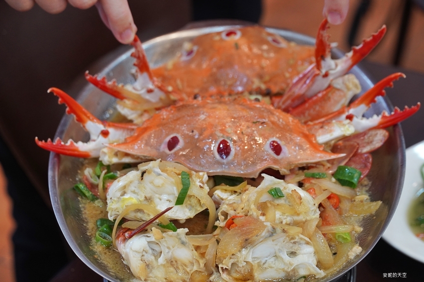 [新北野柳美食 阿杰萬里蟹]三點蟹x粄條超正點 最神的還有吻仔魚炒飯只要80元 高CP值平價海鮮餐廳 二樓還可以直接看海景 - 安妮的天空